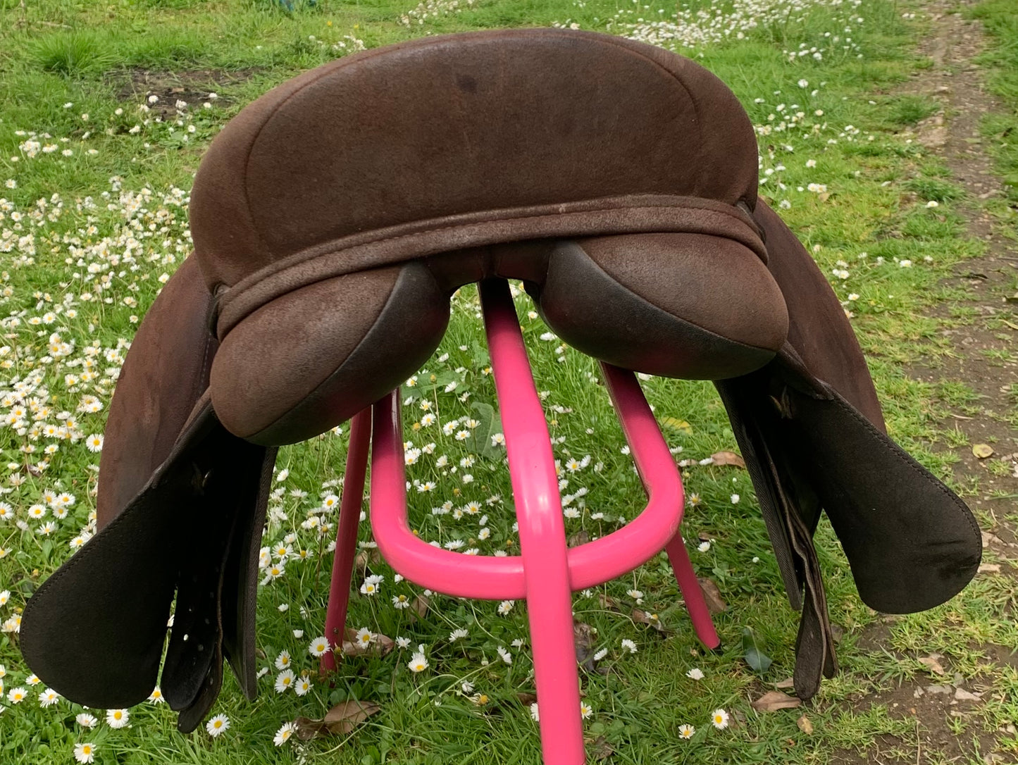 Thorowgood 18” seat synthetic brown saddle