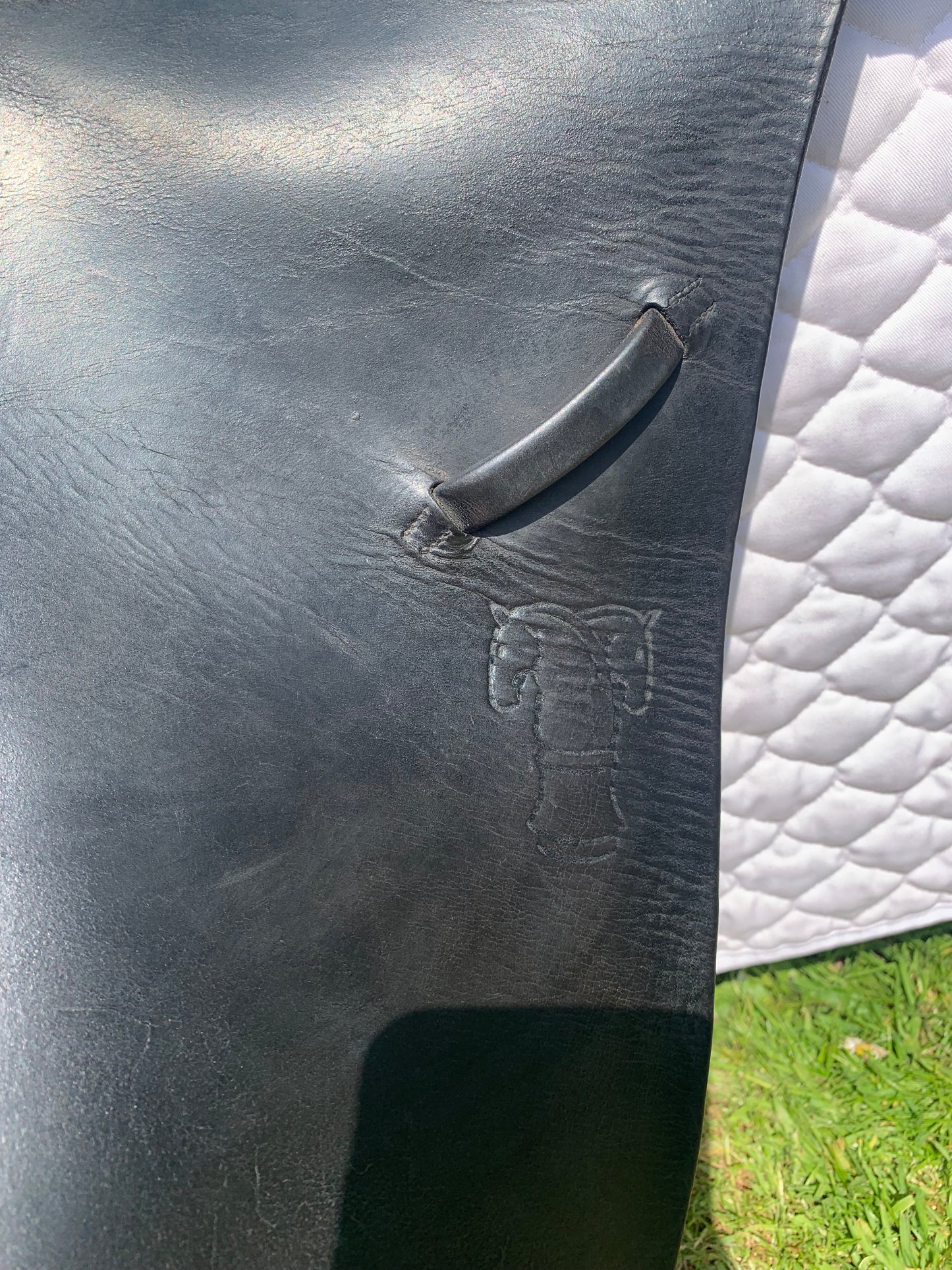 Sabre black leather jump saddle 17” seat medium/wide 7”