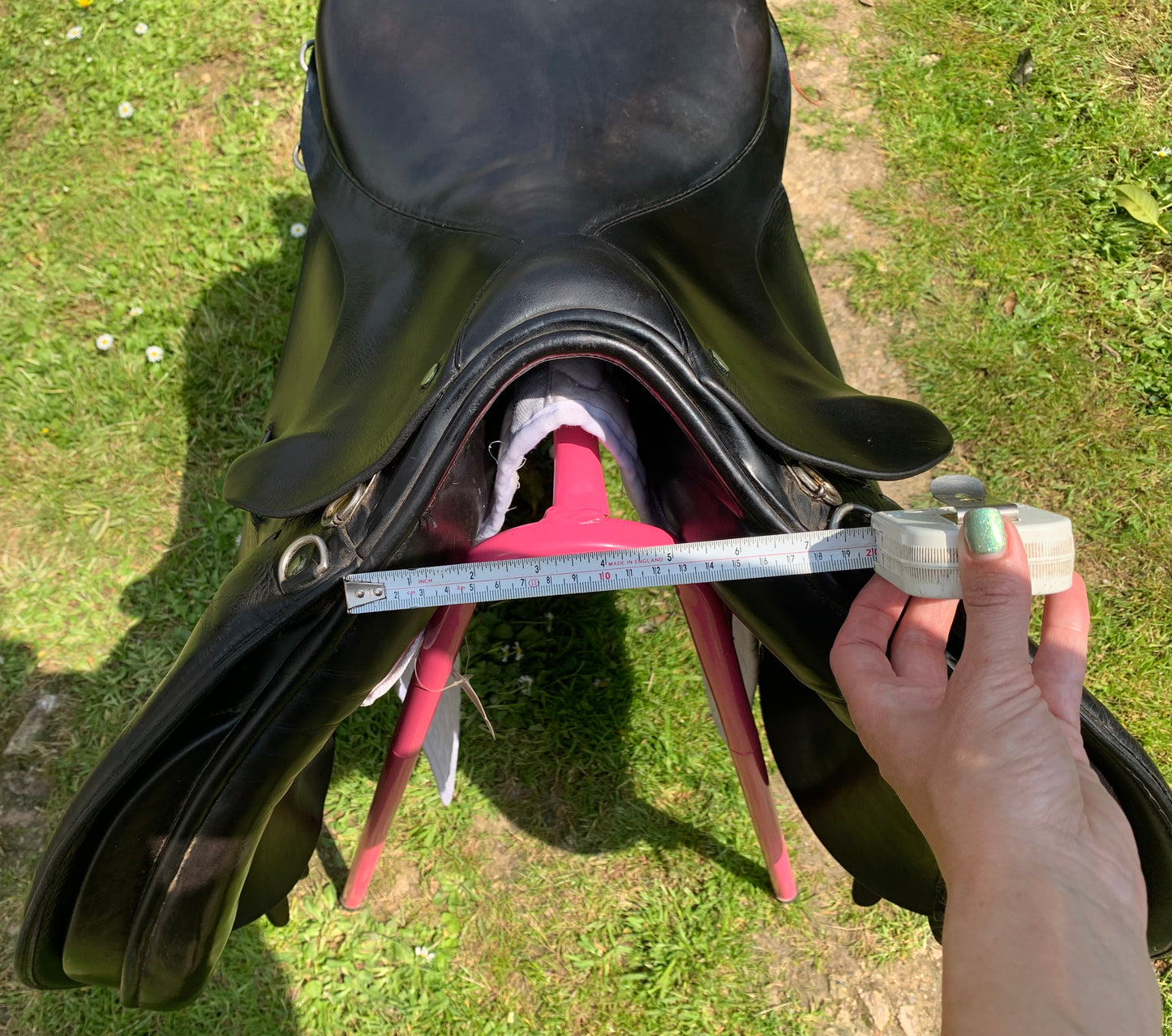 Sabre black leather jump saddle 17” seat medium/wide 7”