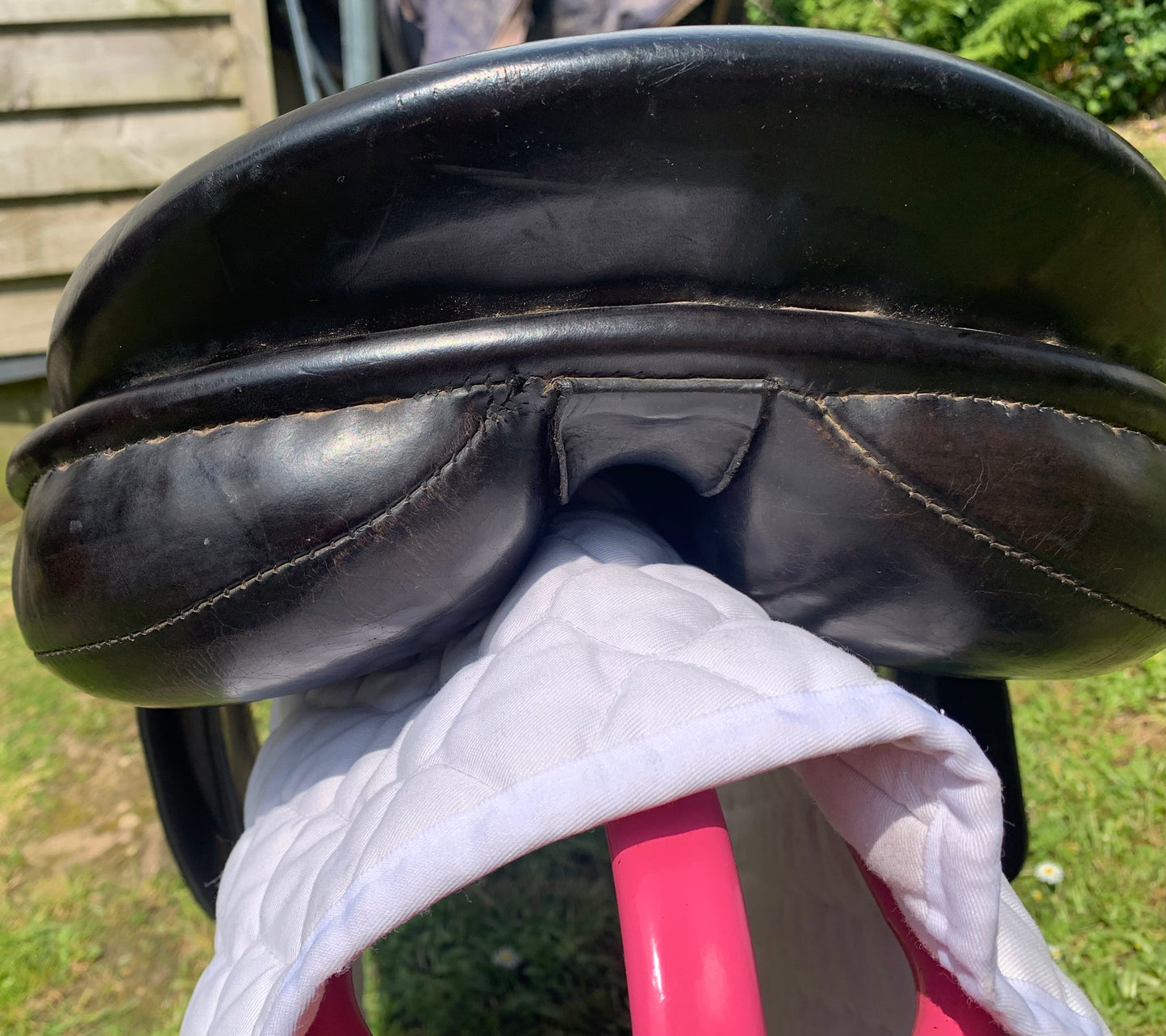 Sabre black leather jump saddle 17” seat medium/wide 7”