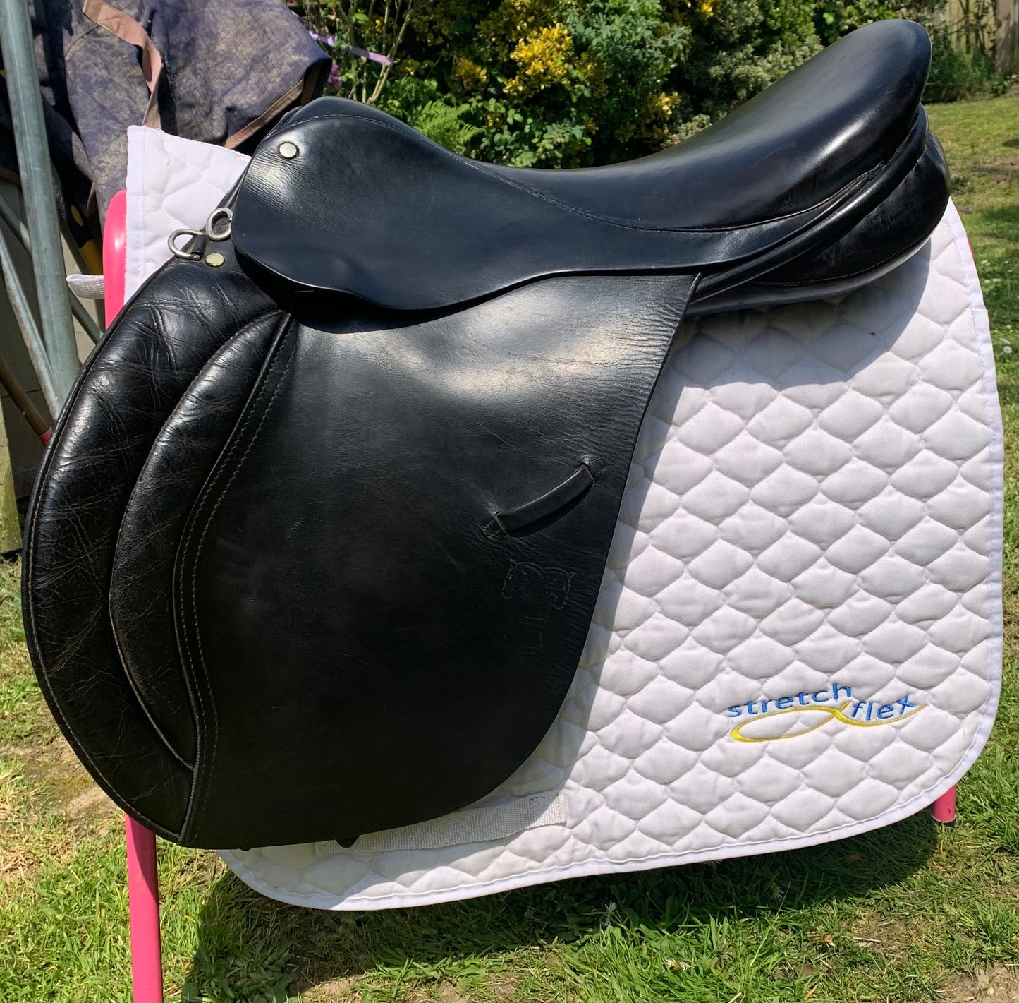 Sabre black leather jump saddle 17” seat medium/wide 7”