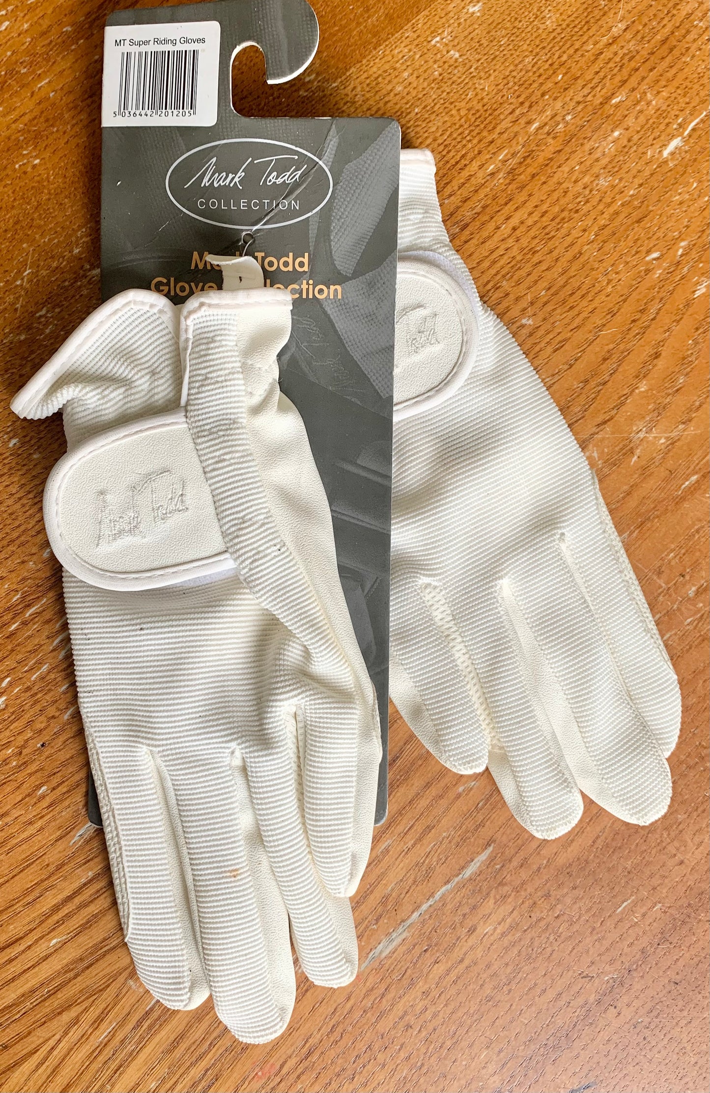 New Mark Todd white Super Children’s Riding Gloves size large (10-12 years)