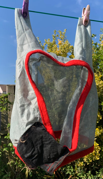 Size medium/cob soft mesh fly mask