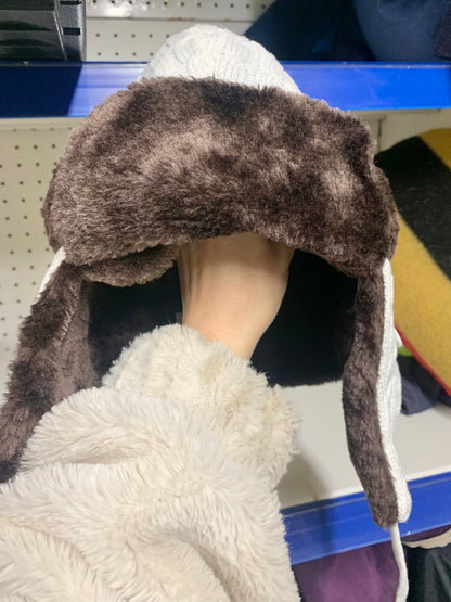New horze white & brown cable knit trapper hat