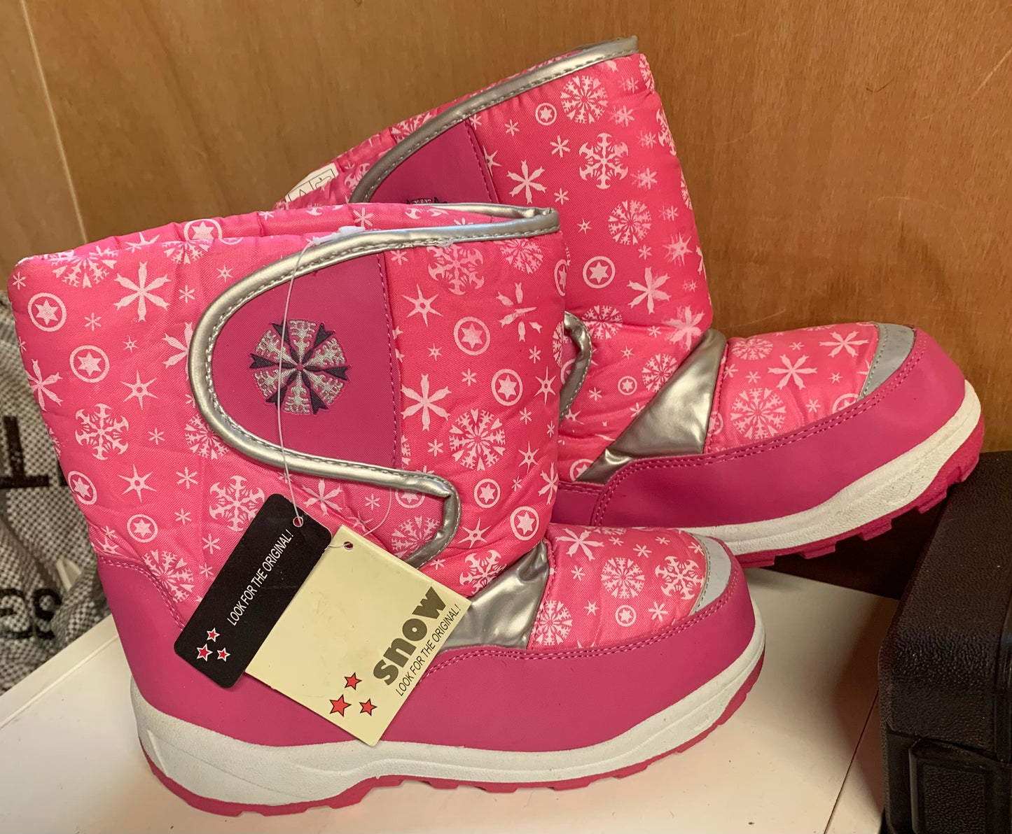 New with tag pink fleece lined warm mucker style/yard boots size size UK 2 (EU34)