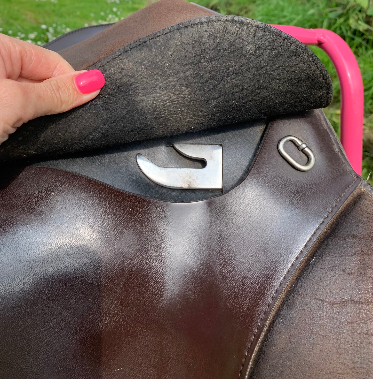 Thorowgood 18” seat synthetic brown saddle