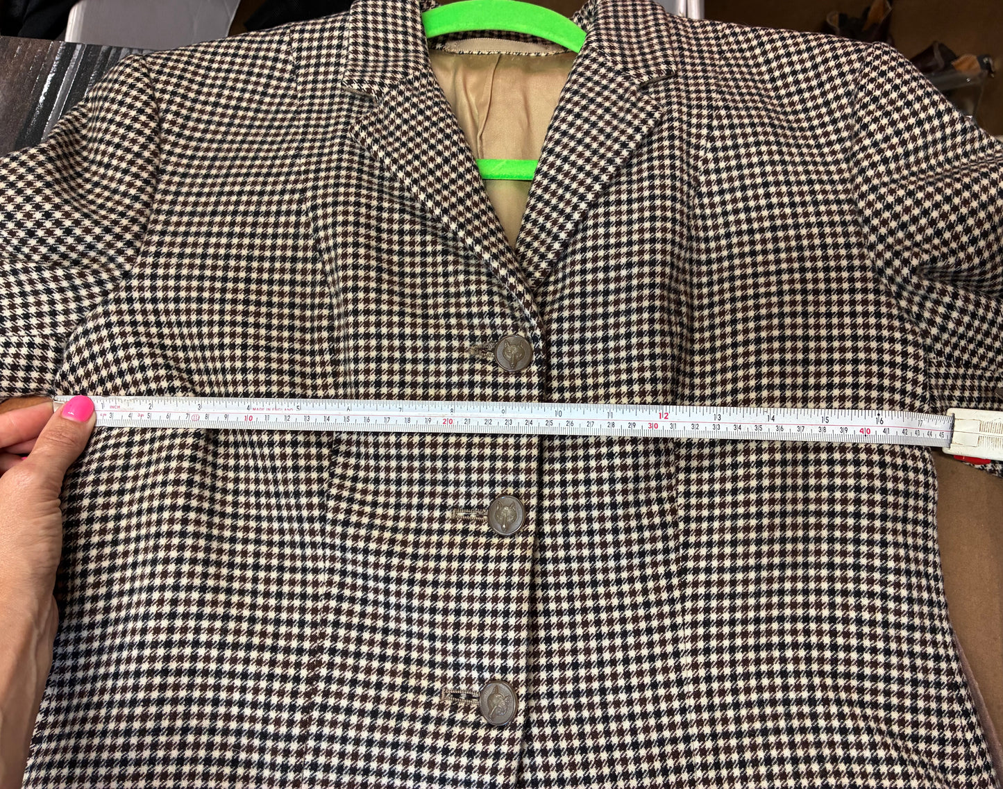 Pytchley houndstooth tri colour brown tweed show jacket with fox head buttons
Size 32”