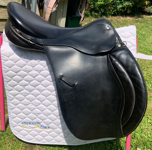 Sabre black leather jump saddle 17” seat medium/wide 7”