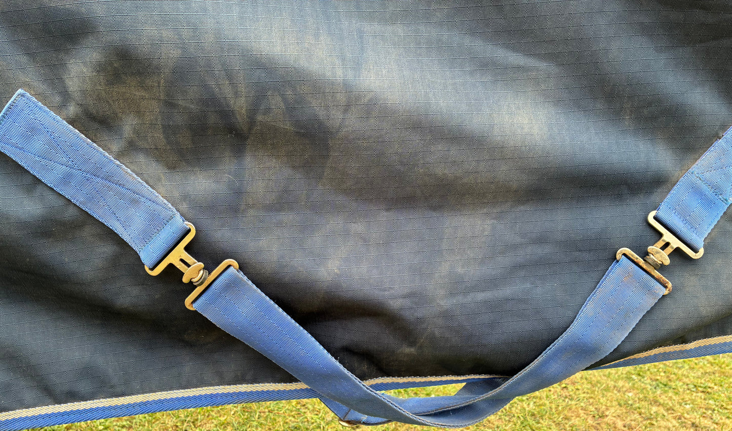 Apollo air 6’0 medium weight turnout rug eaturing a breathable mesh lining