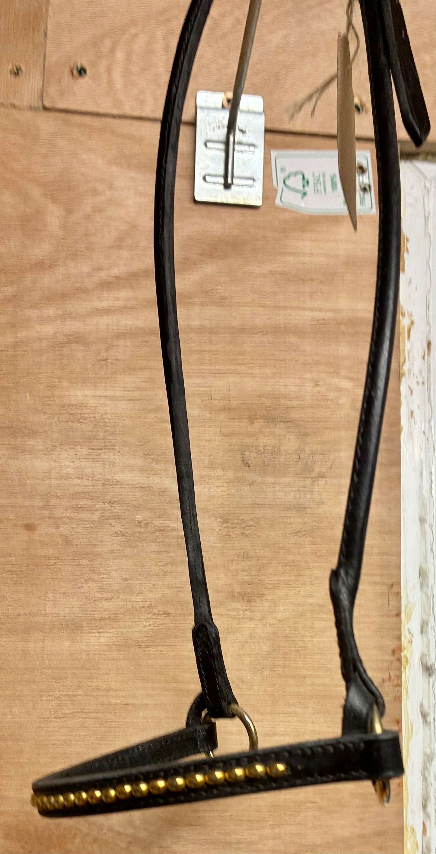 New Black rolled  leather in-hand show halter - size Arab 

Beautiful brass detail to the noseband