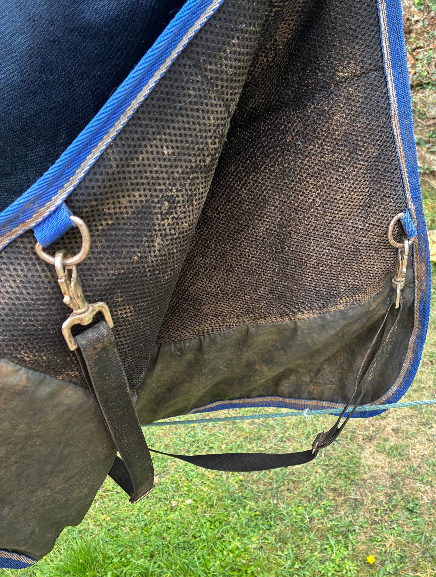 Apollo air 6’0 medium weight turnout rug eaturing a breathable mesh lining