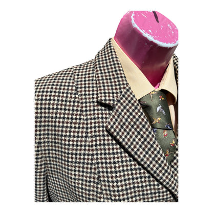 Pytchley houndstooth tri colour brown tweed show jacket with fox head buttons
Size 32”