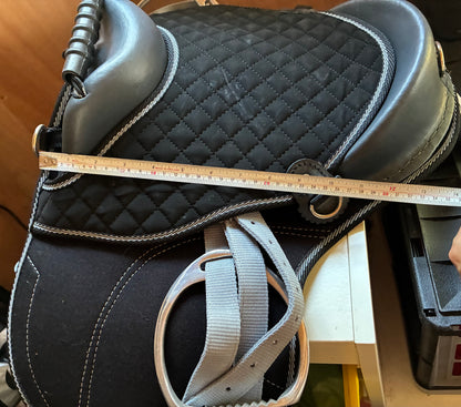 New with tag Waldhausen Kids Riding Pad/cub saddle - Black