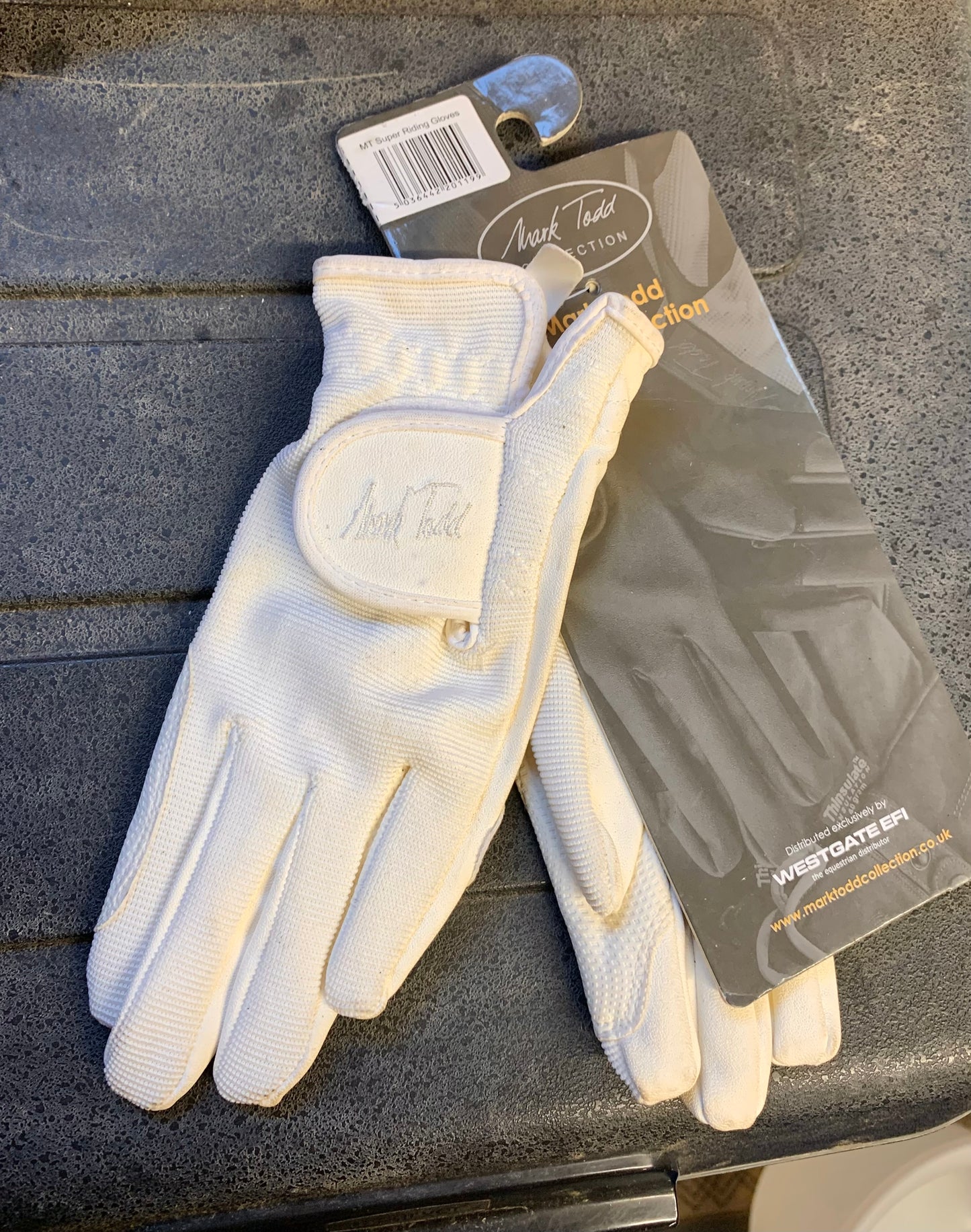 New Mark Todd white Super Children’s Riding Gloves size 7-9 years