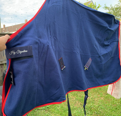 New with tag in original bag 5’6” navy & red HY Equestrian signature range fleece rug