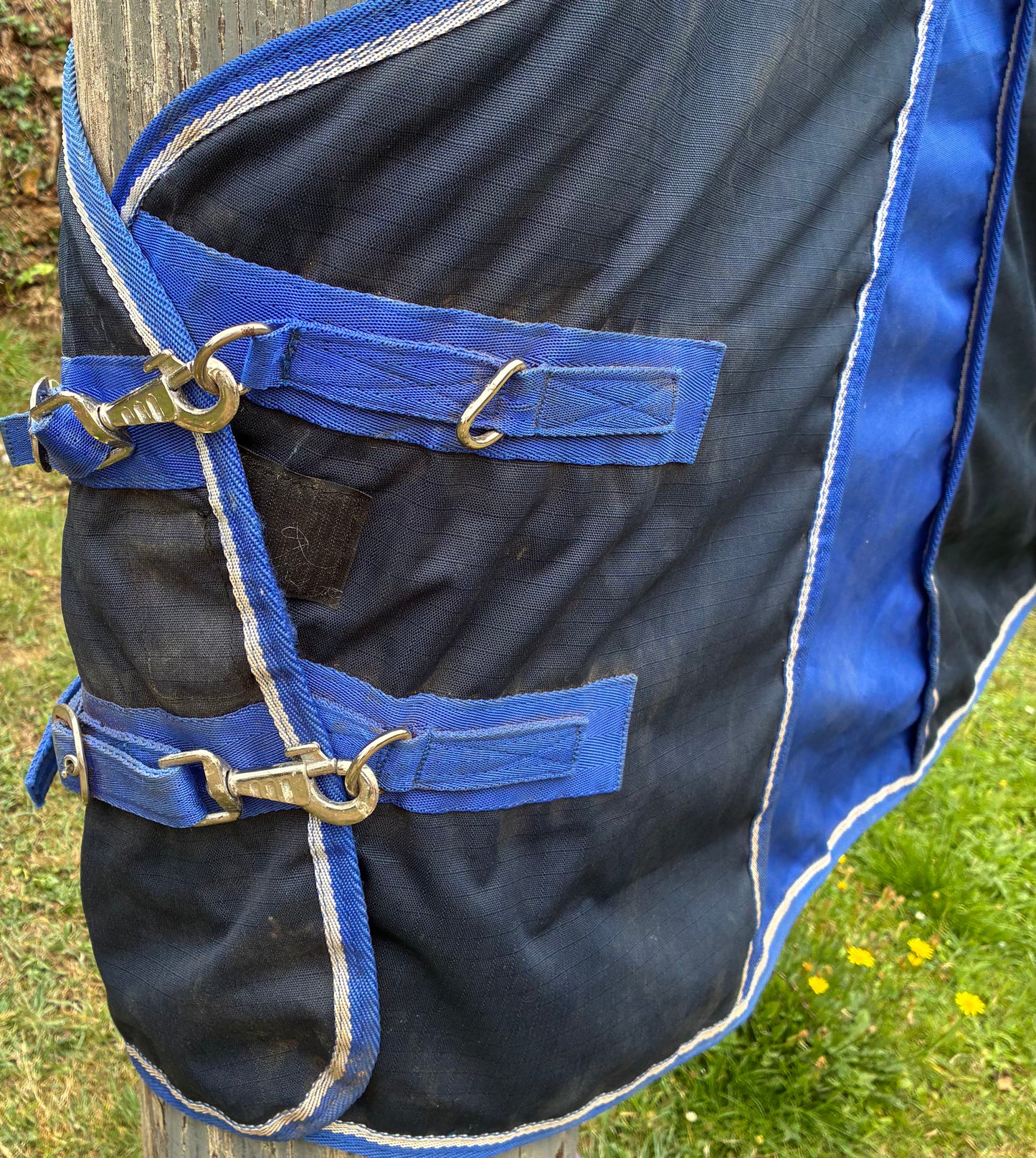 Apollo air 6’0 medium weight turnout rug eaturing a breathable mesh lining