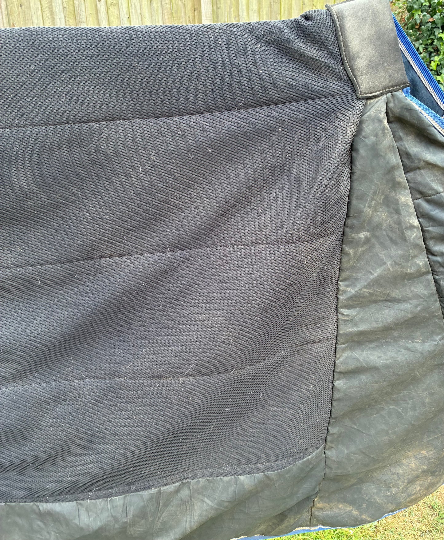 Apollo air 6’0 medium weight turnout rug eaturing a breathable mesh lining