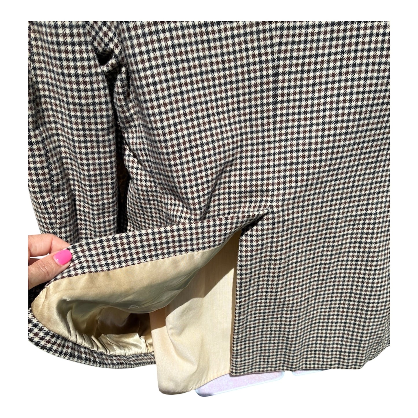 Pytchley houndstooth tri colour brown tweed show jacket with fox head buttons
Size 32”
