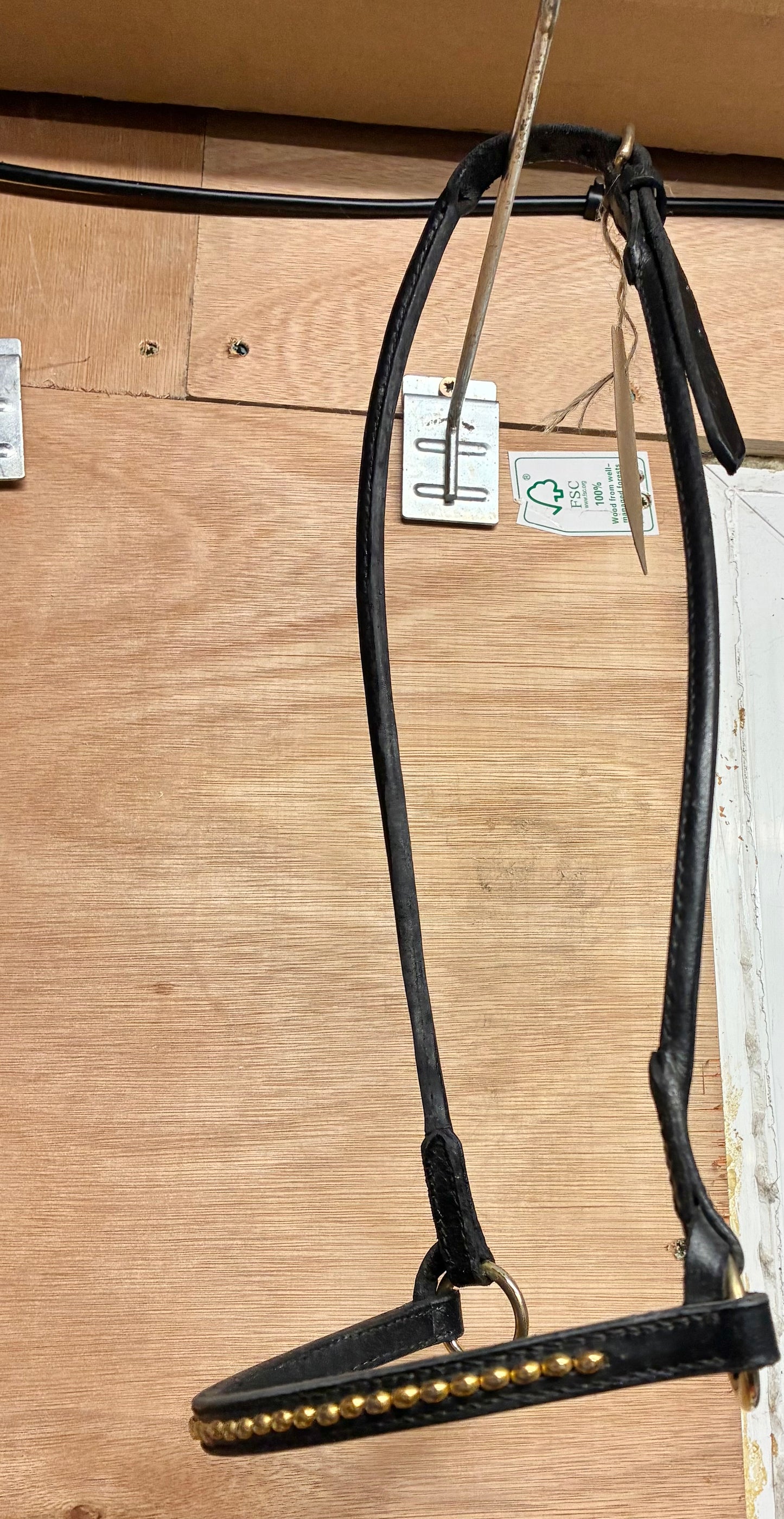 New Black rolled  leather in-hand show halter - size Arab 

Beautiful brass detail to the noseband