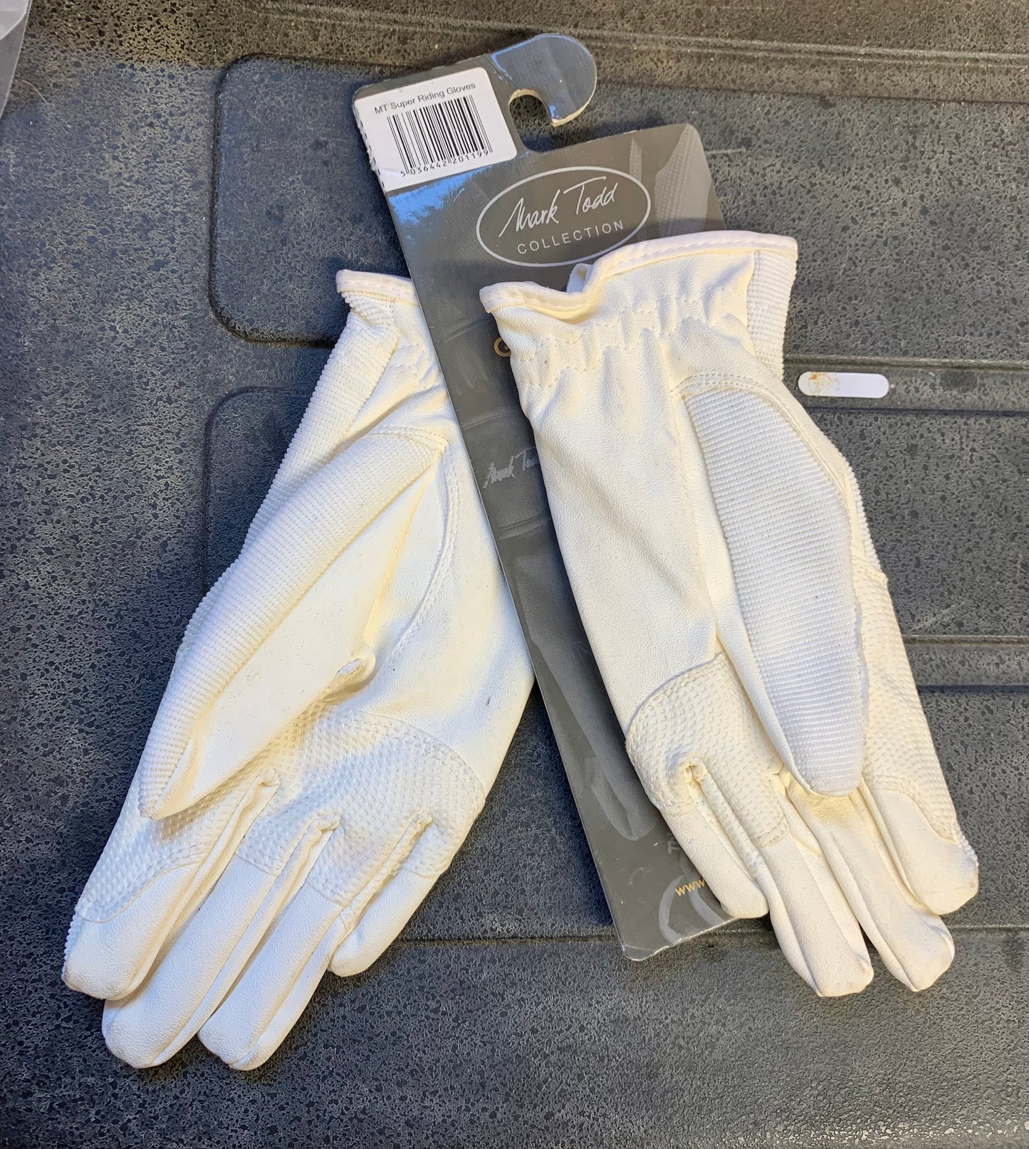 New Mark Todd white Super Children’s Riding Gloves size 7-9 years