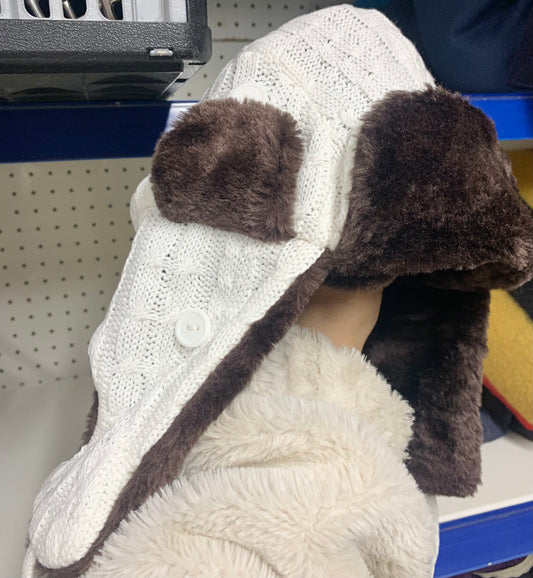 New horze white & brown cable knit trapper hat