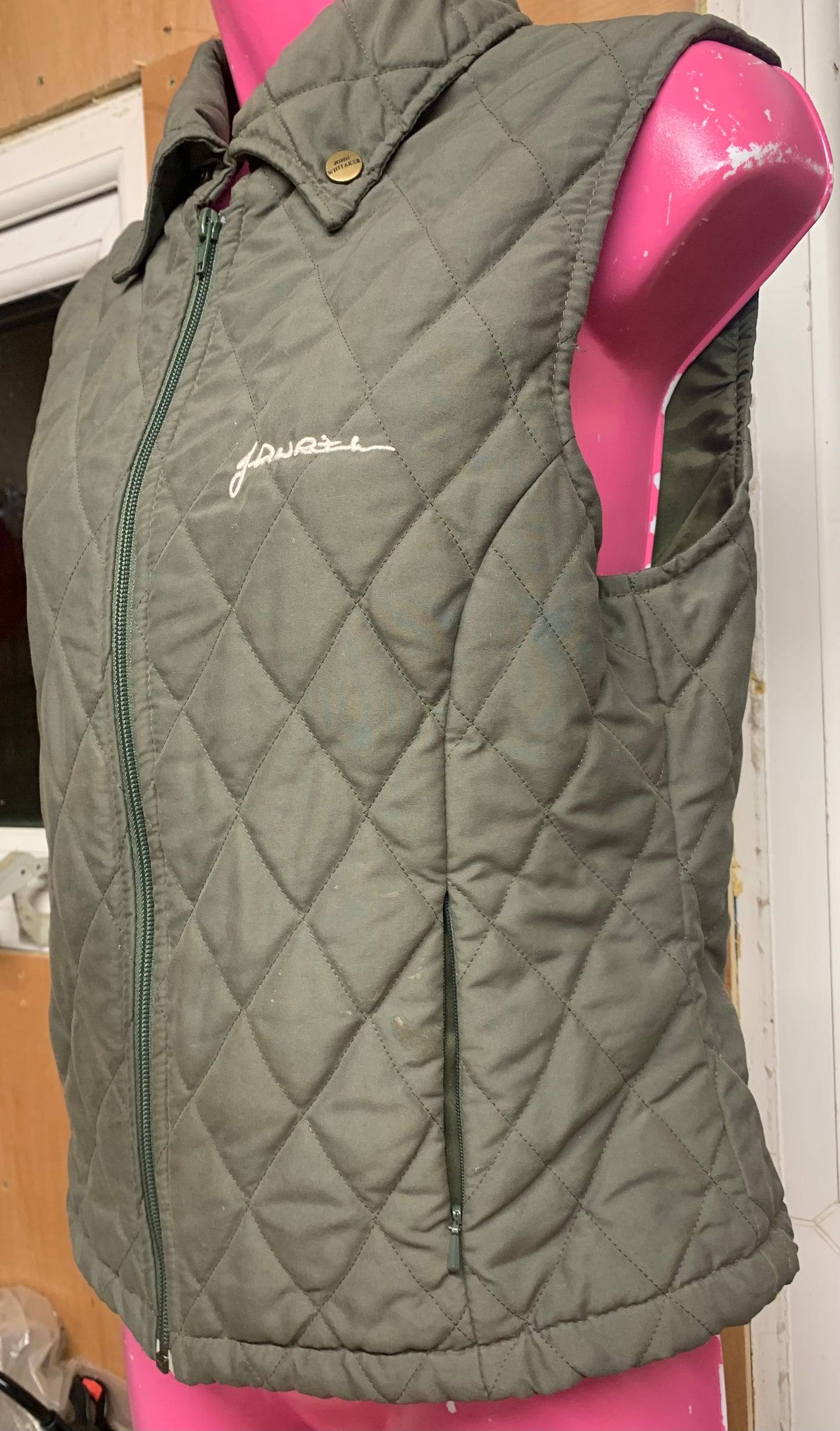 John Whitaker green gilet size medium Lots
2 side zip up pockets