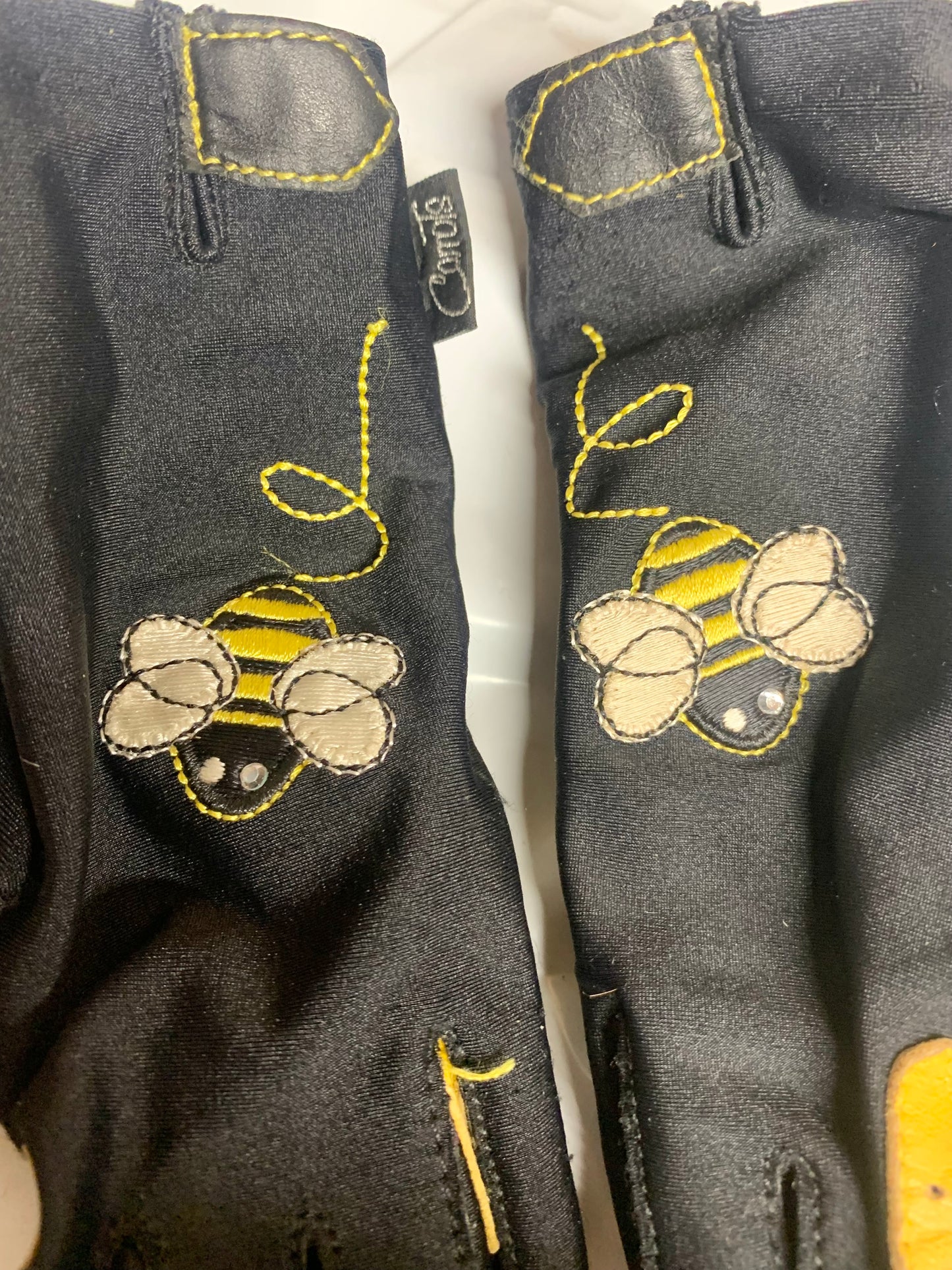 Busy bee stretchy children’s gloves