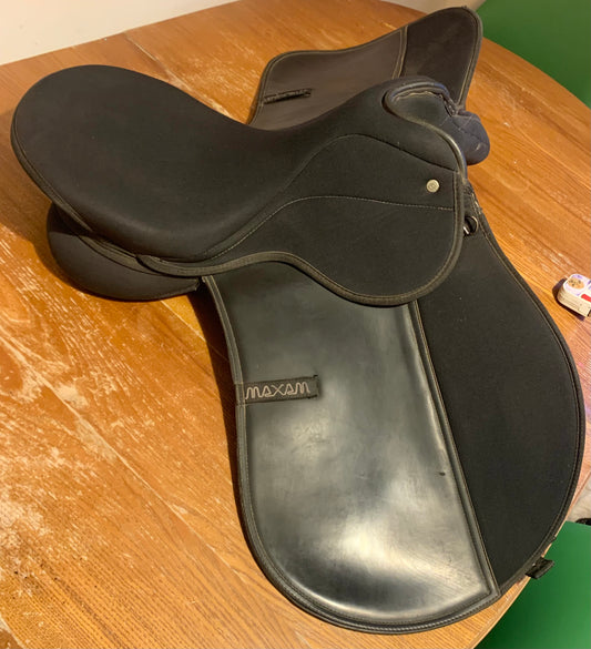 Black synthetic thorowgood maxam saddle 6” width 17” seat