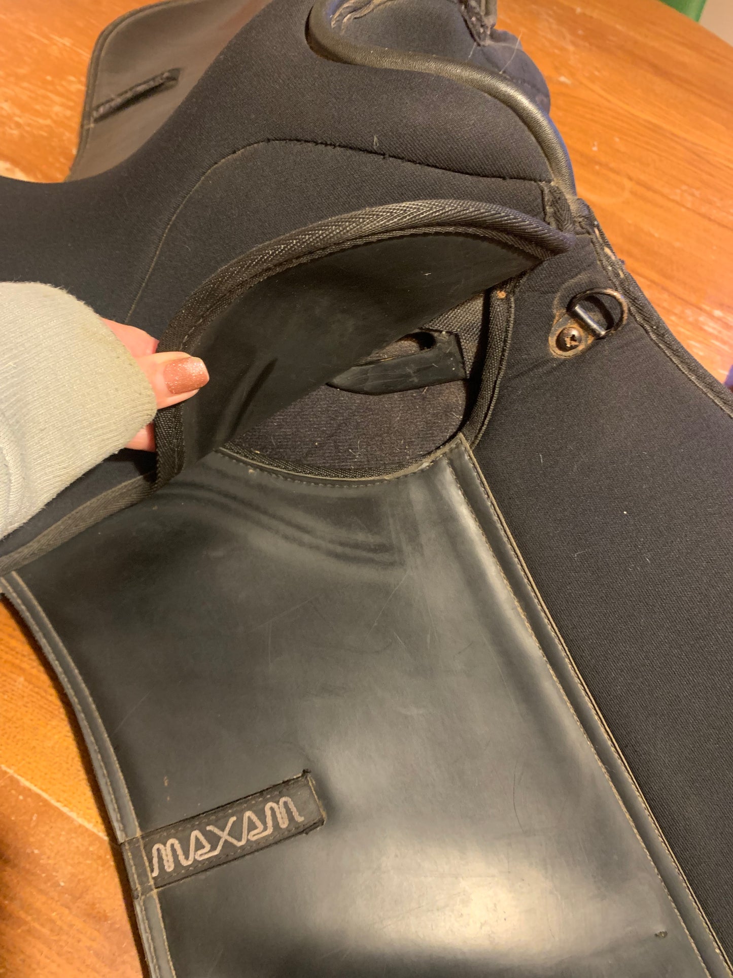 Black synthetic thorowgood maxam saddle 6” width 17” seat