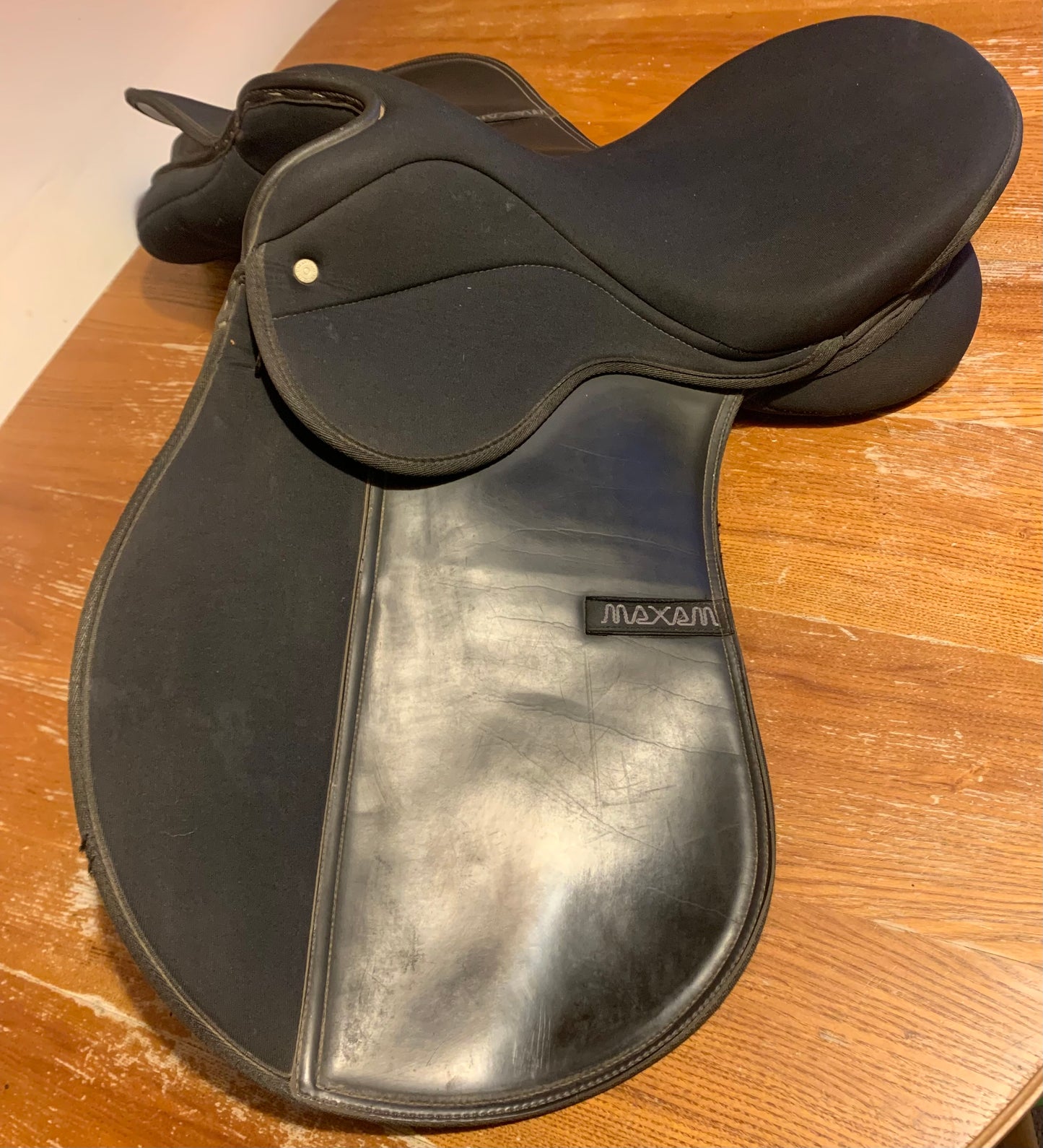 Black synthetic thorowgood maxam saddle 6” width 17” seat