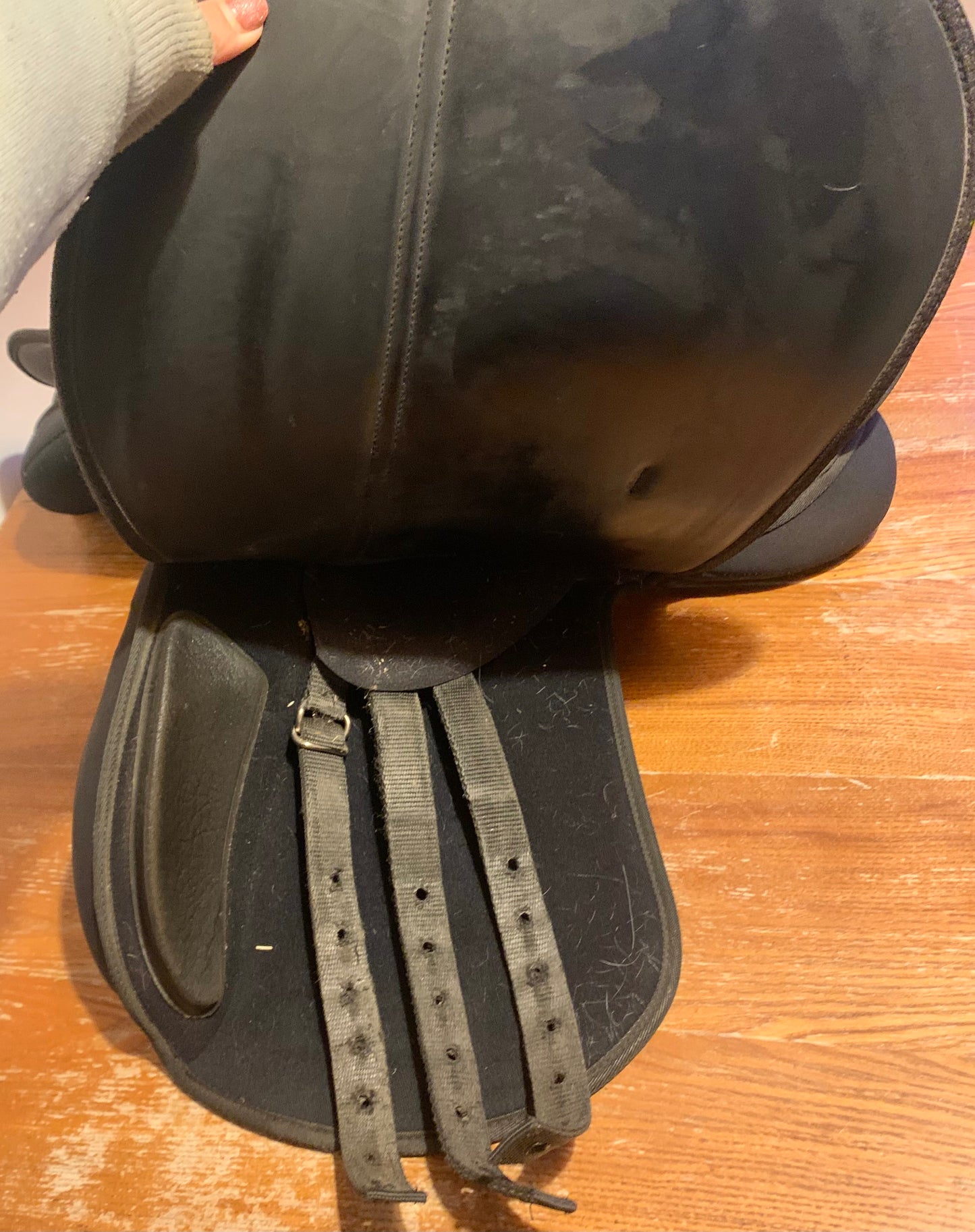 Black synthetic thorowgood maxam saddle 6” width 17” seat