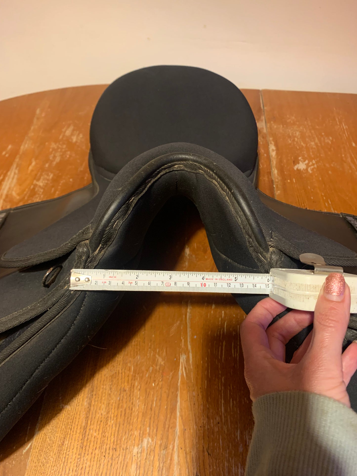 Black synthetic thorowgood maxam saddle 6” width 17” seat