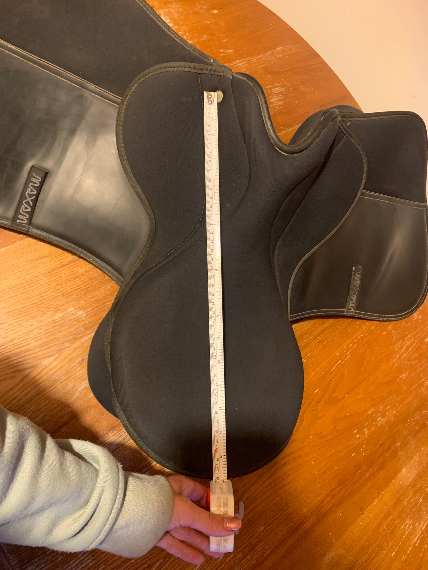 Black synthetic thorowgood maxam saddle 6” width 17” seat
