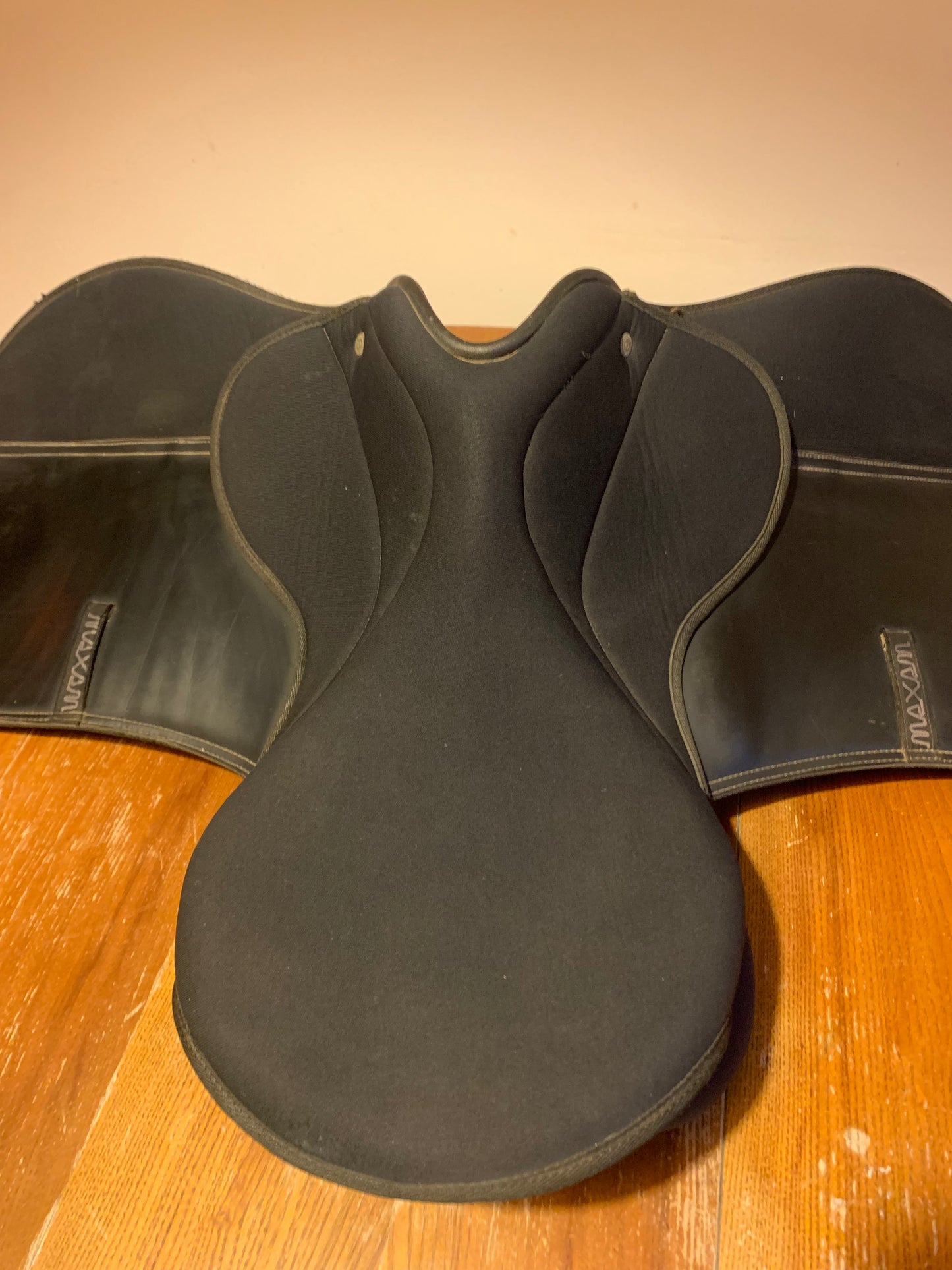 Black synthetic thorowgood maxam saddle 6” width 17” seat
