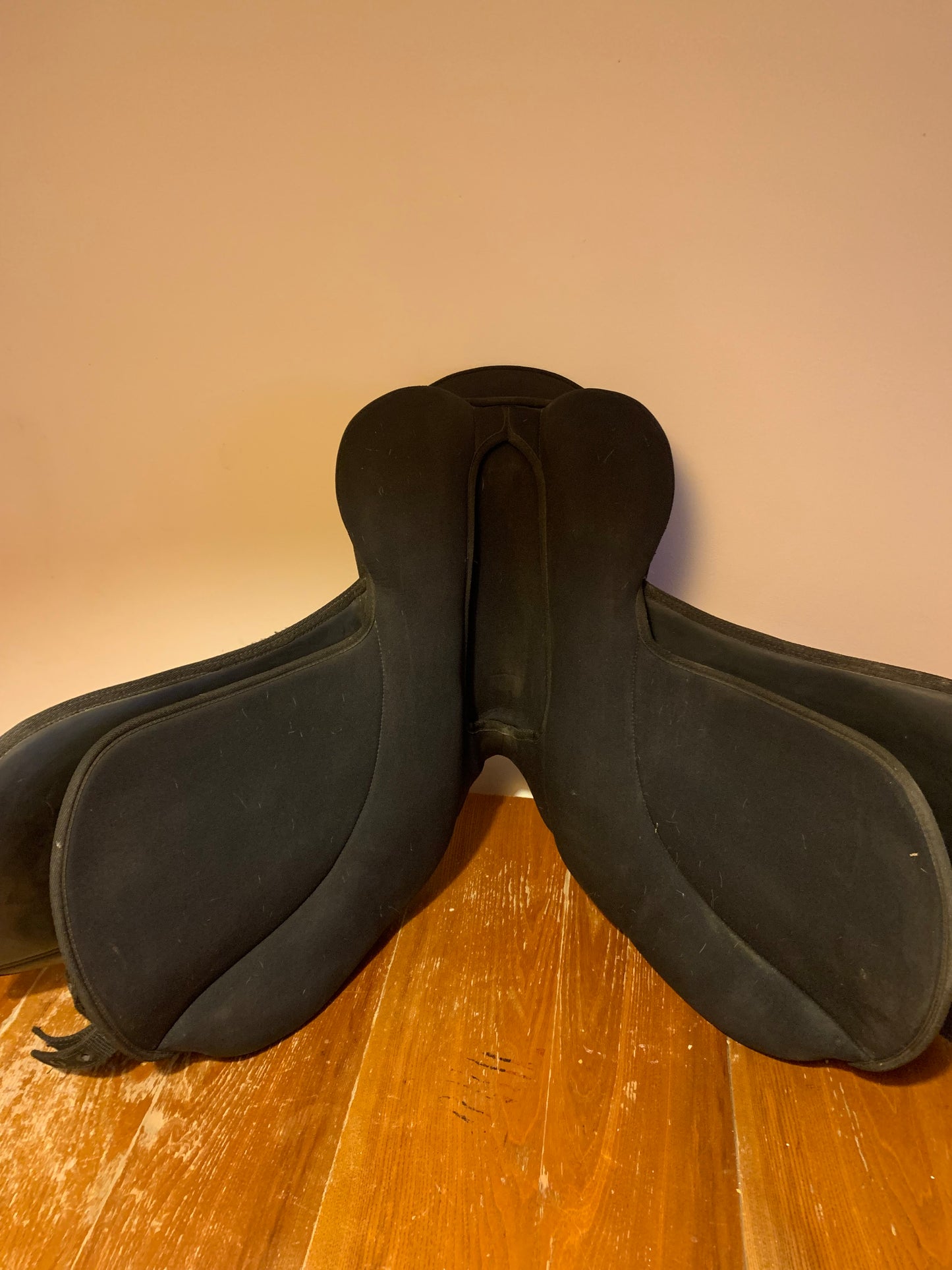 Black synthetic thorowgood maxam saddle 6” width 17” seat