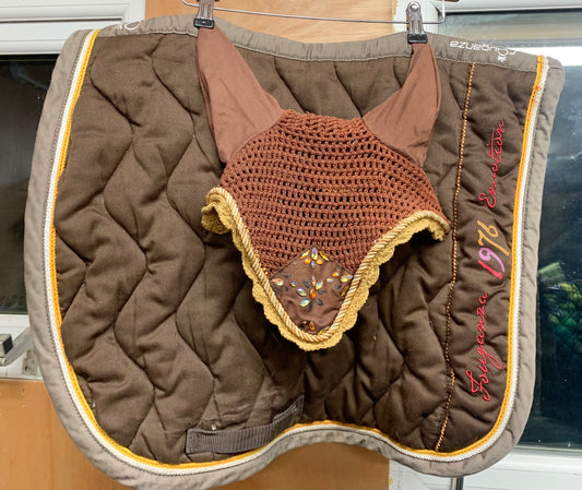 Brown & gold saddle pad and fly veil Full size